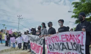 Aliansi Pemuda Demo Desak Ketua KPU Makassar Mundur