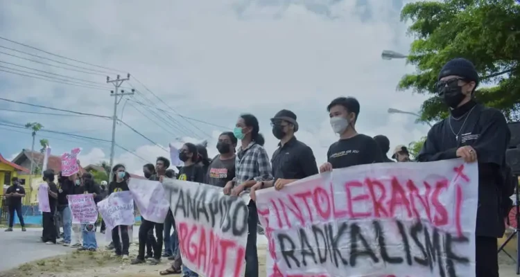 Aliansi Pemuda Demo Desak Ketua KPU Makassar Mundur