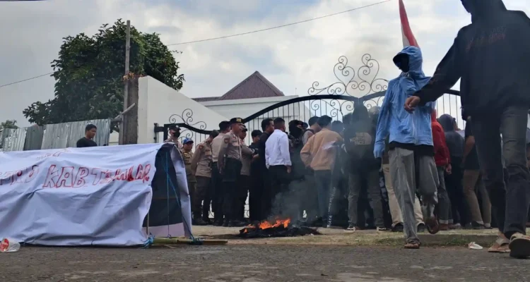 Formasi Gelar Aksi Unjuk Rasa di Kantor Bupati Takalar