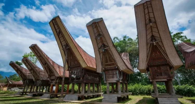 Rumah Adat Makassar, Jejak Kebesaran Budaya yang Berdiri di Atas Tiang Kayu