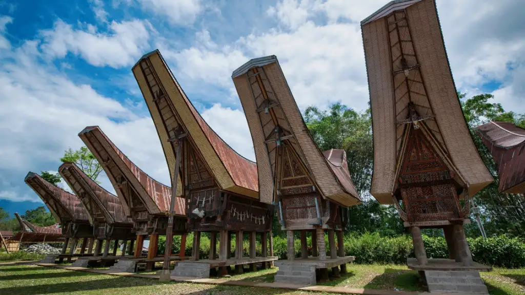 Rumah Adat Makassar, Jejak Kebesaran Budaya yang Berdiri di Atas Tiang Kayu