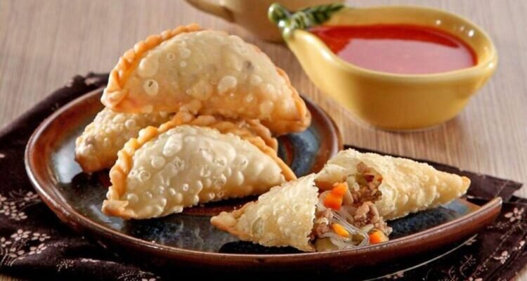 Jalangkote Makassar, Gurih Kulit Renyah dengan Saus Pedas Asam yang Khas