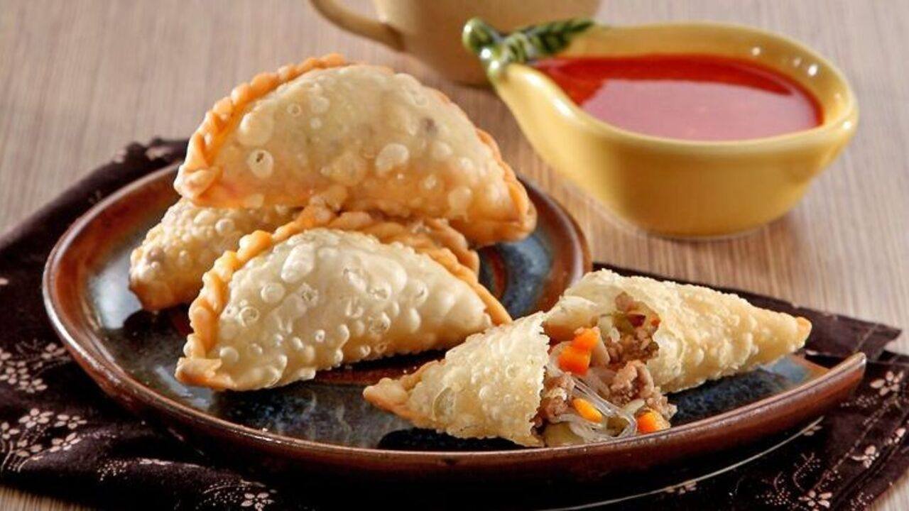 Jalangkote Makassar, Gurih Kulit Renyah dengan Saus Pedas Asam yang Khas