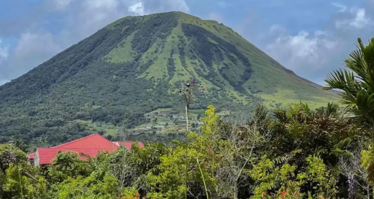Gunung Lokon Tetap Aktif, Kawah Tompaluan Jadi Pusat Perhatian di Tomohon