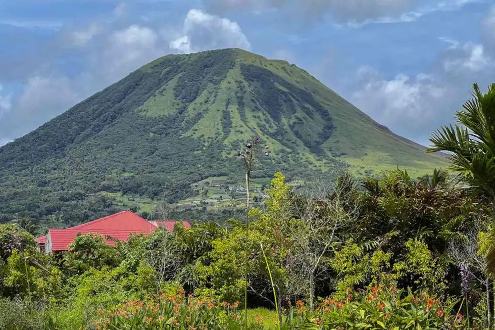 Gunung Lokon Tetap Aktif, Kawah Tompaluan Jadi Pusat Perhatian di Tomohon